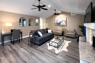 Image de New! King Bed, Fire Place, Near Atl W/ Patio