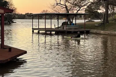 Image de Peaceful Lakefront! 2 miles to square🏡kayaks🎣huge dock🏊firepits🦋fishing🌸recharge