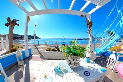 Beach Studio - Sleeps 2 & Private Ocean Terrace