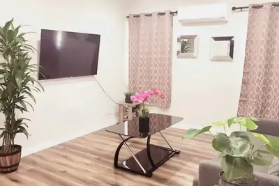 Image de 1517 -Prime location 2bedroom 1bath with private entrance and a king-size bed! \"