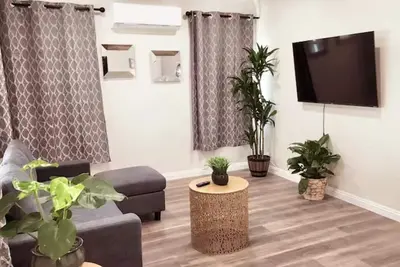 Image de 1519-Prime location 2-bedroom, 1-bath a King-sized bed and a private entrance!