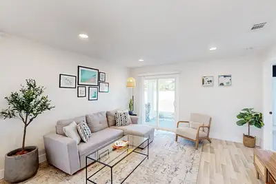 Image de Renovated duplex near beach with central Ac & private W/D-Dogs ok