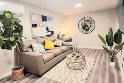 Image de M3-Detached house 2 bedroom 1 bathroom close Old Town Monrovia kingsize-bed! \n