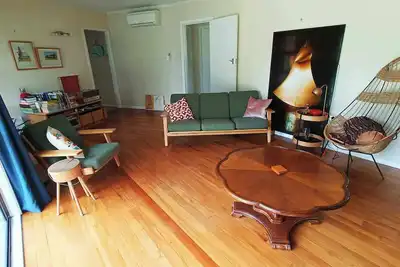 Image de Classic 1960s home amongst native trees