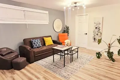 Image de C2-Bungalow Renovated Quite safe Neighbor close to down town La King-bed!