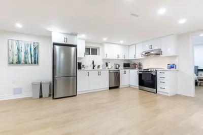 Image de Newly renovated 2 bedroom suite lower level.