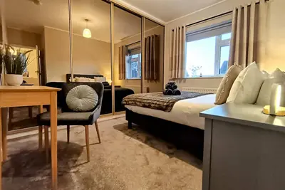 Image de Beautiful Semi-detached House, Spacious for Family and Business.