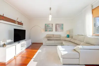 Image de Gorgeous Spacious Flat | Ace Location by HostWise