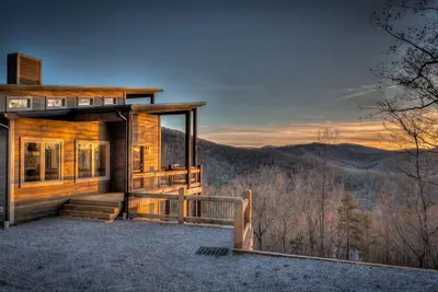 Image de Ella-Vation - Panoramic Mountain Views | Hot Tub | Pool Table