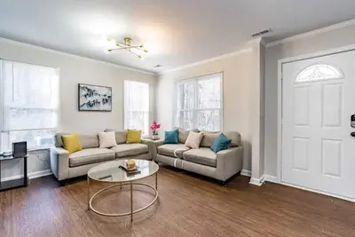 Image de Durham home 15’away from Rtp w king bed &free wifi