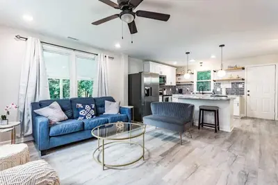 Cute ranch with king bed close to dtown Raleigh