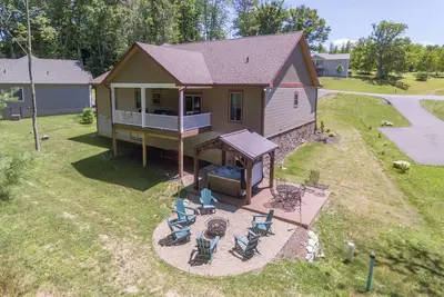 Image de Buzzy Bee Lodge: Lake Area, Dogs Welcome, Hot Tub!