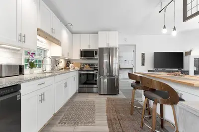 Image de Where Comfort Meets Class: Your Private 1b Luxury Retreat Awaits!