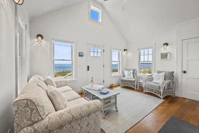 Sandy beach cottage on Wellfleet Bay