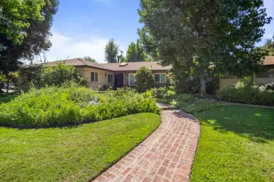 Image de \"Merced Manor: Luxurious 6br Home for Ultimate Comfort and Convenience\"