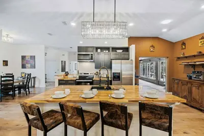 Image de 30 miles from Uf, 15 min to Wec, Ocala Speedway, I75, 20 min to downtown Ocala.