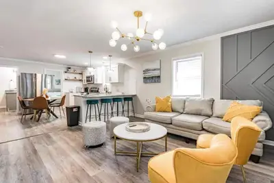 Image de renovated house close to Dtown Durham w king bed