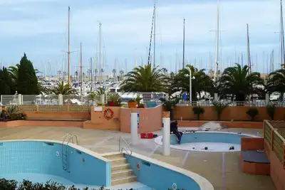 Image de appartement t2 avec loggia, vue sur le port