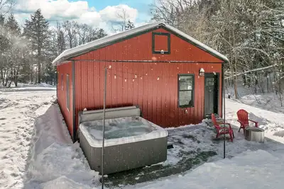 Image de Cozy 2br/1ba cabin for 6. Fireplace, outdoor fire pit, hot tub, and soaking tub.