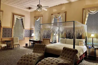 Image de Chambery Inn \/ 7, 000 Sqft Luxury Historic Berkshire landmark on Main Street