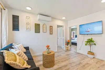 Image de Detached house 2 Bedroom 1 Bathroom Prime & Private location King Bed! 1109\n