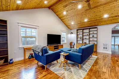 Image de Tropical Wine Country cottage with enclosed yard, firepit, & patio