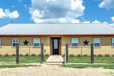 Image de Weekend Getaway - Country Oasis Pool, Hot Tub, Texas Longhorns & Event Venue