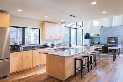 Image de Luxe+modern retreat: dogs ok, Ev chg, fireplace, fire pit!