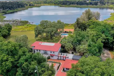 Image de 6 Bedroom Historic Home