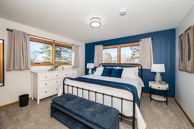 Image de Family, Group Friendly, Large Yard, Only 6 Miles To Duluth, Mn! Ev Charger