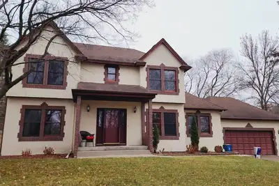 Image de Beautiful large home on quiet Wayzata lot!