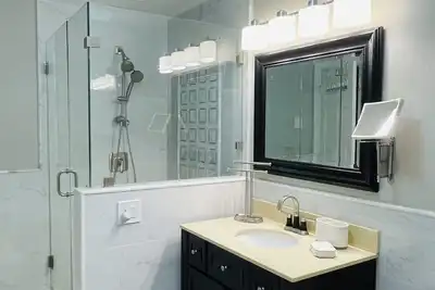 Image de Steps from ocean, Estate with, Tennis, Pickle Ball Court, pool, and kayaking.