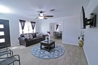 Image de Forsythe Jewel 15 Mid-Town-3br/2. 5ba 1875 sq ft