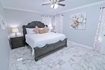 Image de Forsythe 009 -3br/2. 5 Ba 2040 sq ft 4 beds