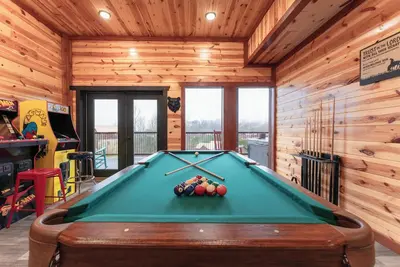 Image de sleeps28 8rooms 6king+8queen. Arcade, Hot Tub, sauna, private pool, private pavilion.