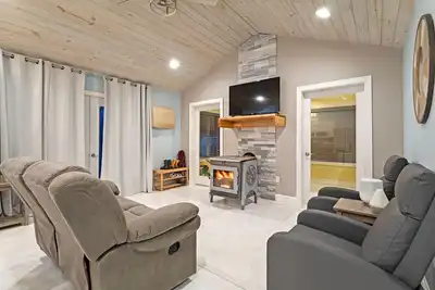 Image de Cozy one level - open floor plan, split bedrooms, in-floor heat, wood stove