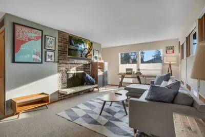 Image de Mid-Century-Modern Home Near Lake Washington