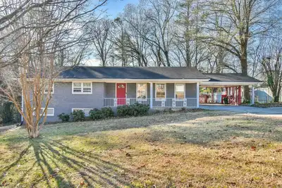 Image de Located in East Cobb near Battery and East Cobb Sports Complex and near city.