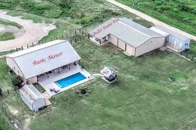 Image de Vacation Rental + Rustic Ranch Setting & On-Site Lodging & Indoor-Outdoor Events