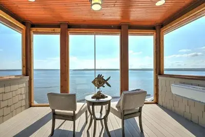 Image de Breathtaking waterfront property with game room and 3 waterfront decks!