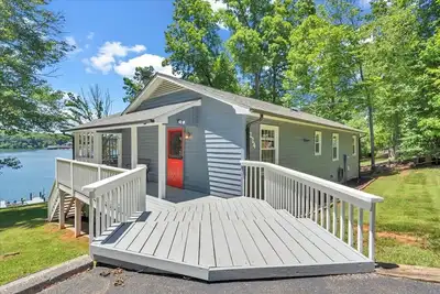 Image de Private Dock, Hot tub, Upper and Lower level porches