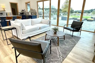 Image de Rustic Elegance on Coyote Creek: A Solvang Sanctuary\n\n