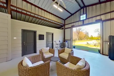 Image de 75-acre barn with Ping-Pong, firepit, screened porch, & optional golf cart