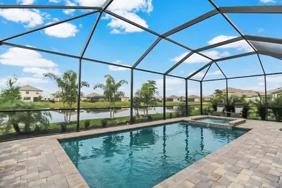 Image de Magnificent 4/3 waterfront pool home in Lorraine Lakes - Waterfront Dreamin