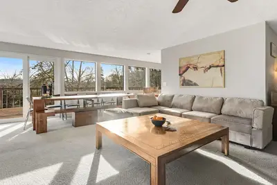 Image de Creekside charmer with kayaks, fireplace, large deck, & W/D - dog-friendly