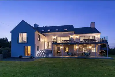 Image de Stunning luxury stay, with hot tub, tennis court and sea views. Sleeping 16-18.