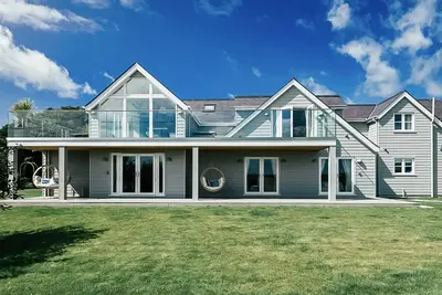 Image de Luxury stay for 14 guests. Hot tub, tennis court and sea view