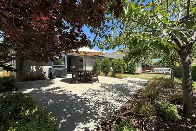 Image de Queenstown, luxury, spacious, Family Home with spectacular views and Hot Tub.