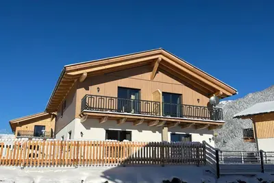 Image de beau chalet avec sauna