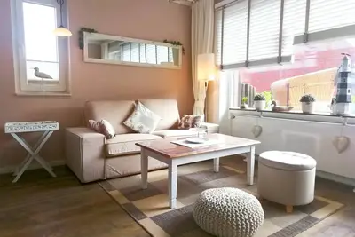 Image de In Warmen Farbtönen Gestaltetes Ferienappartement im Erdgeschoss